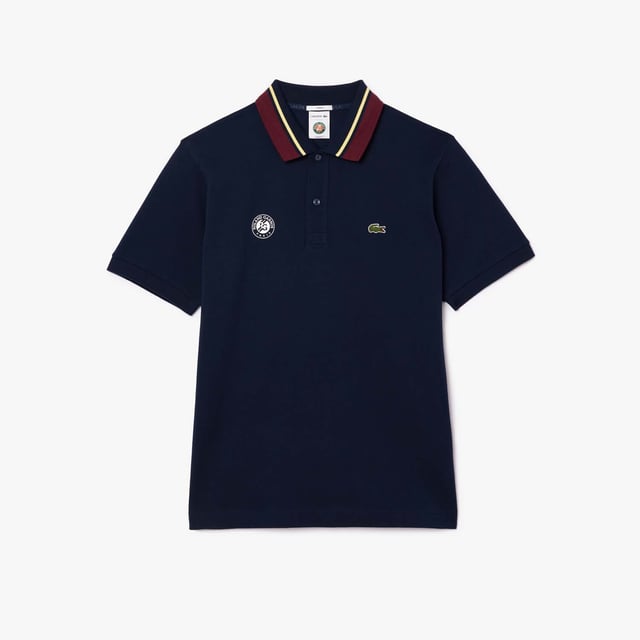 Roland Garros Sport Edition Umpire Polo Shirt Geribbelde polokraag Comfortabele ontspannen pasvorm met rechte mouwen Roland Garros-logo op de borst Co-branded Lacoste x Roland Garros-logo Geborduurde krokodil op de borst