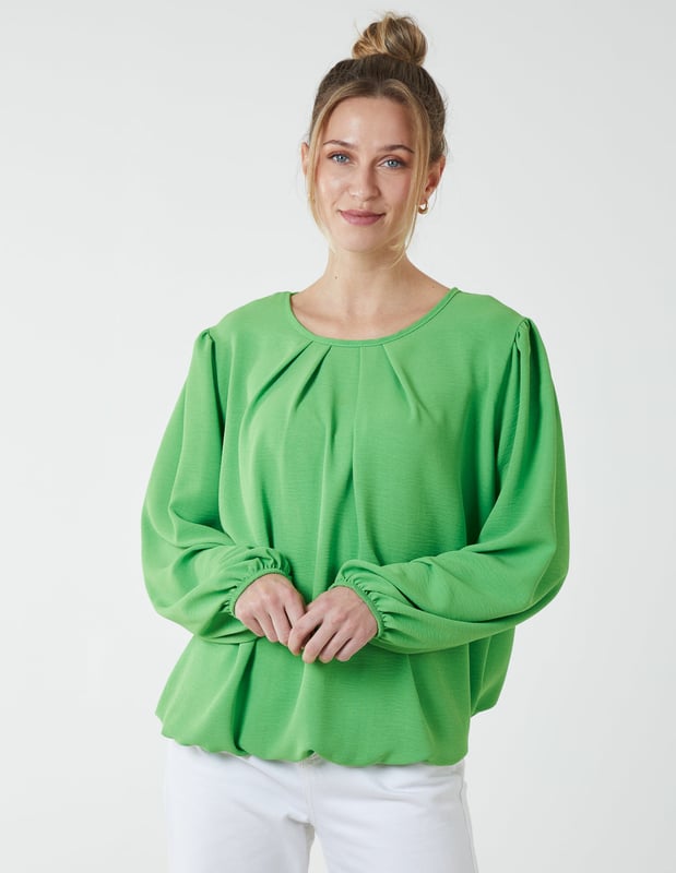 A elasticated blouson hem blouse perfect for those more casual days! This oversized top is a perfect through on and go option!