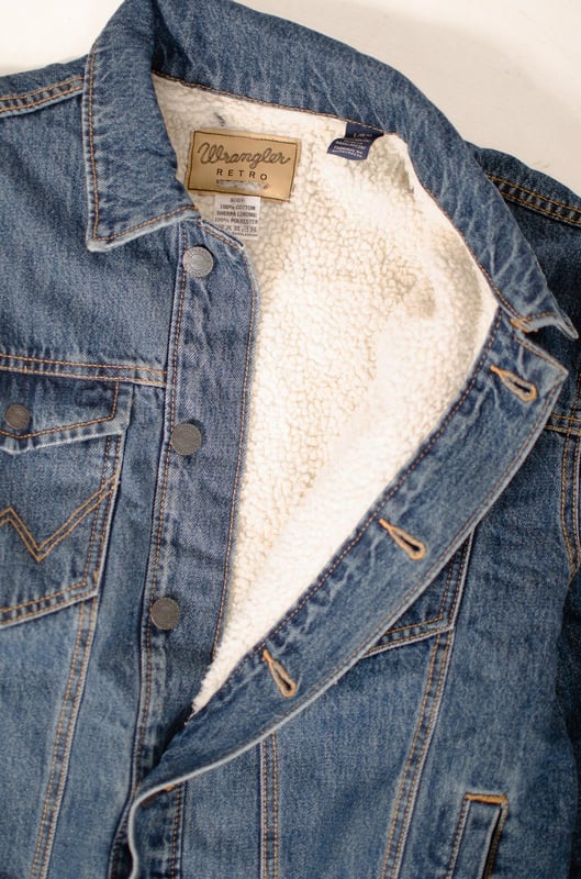 Ramp up your style with this Western Denim Jacket. Created with enhanced denim specifically crafted to have superior stretch recovery, meaning it will hold shape throughout the day. Western details spade chest pockets with W stitching, flap pockets with snaps, welt front pockets are infused with a soft, sherpa lining through the entire body to make this jacket both fashionable and functional.

Sherpa Lined  Denim Fabric
 
100% Cotton Outer, Polyester Borg Lining
 
Regular Collar
   
27" Shoulder to Hem
    
Sizing: As expected
 
Fit: Boxy
  

These are end of line ex Wrangler and may not be in original packaging