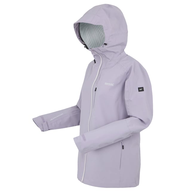 100% polyester. Foder: Mesh. Tyg: Stretch. Design: Logotyp, enfärgad. 165 g/m². Tygteknik: Andningsbart, slitstark vattenavvisande yta, Isotex 15000, vattentätt, vindtätt. Manschett: Justerbar. Ärmtyp: Ledad, långärmad. Dräneringskanal, dragkedja fram, invändigt dragkedjeskydd, tejpade sömmar, fri rörlighet. Halsringning: Huva. Funktioner på huva: Grown On Hood, teknisk, justering med vippor. Passform: Skräddarsydd. Fickor: 1 bröstficka, 2 sidofickor, 1 säkerhetsficka, vattenavvisande dragkedja. Stängning: Hel dragkedja. 15000g/m²,/24 timmar. Vattentäthetsgrad: 15000 mm. Nedtill: Justerbar, Shockcord i nederkant. Hållbarhet: Tillverkad av återvunnet material. 6 UK: 30 tum. 8 UK: 32 tum. 10 UK: 34 tum 12 UK: 36 tum 14 UK: 38 tum 20 UK: 45 tum 18 UK: 43 tum 16 UK: 40 tum