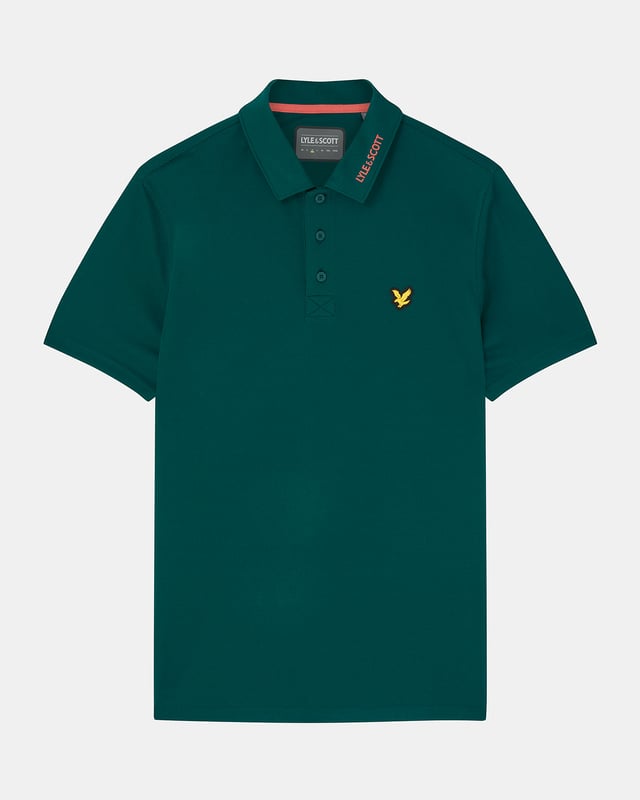 Lyle & Scott Golf Technical Polo Shirt för herrar är det perfekta plagget för att hålla dig sval och bekväm på banan. Konstruerad med lätt, mjuk, slitstark polyester som ger en andningsbar passform, detaljstygn och design vid kragen ger en subtil touch av stil som talar till vårt långa arv i spelet. Avslutad med treknäppt knappslå och signatur Golden Eagle.
 
Passform: Vanlig
Den är utformad för att passa kroppen varken för hårt eller för löst, vilket ger dig en klassisk, tidlöst snygg look. Vi rekommenderar att du beställer din vanliga storlek, men om du är mitt emellan två, välj en storlek större.