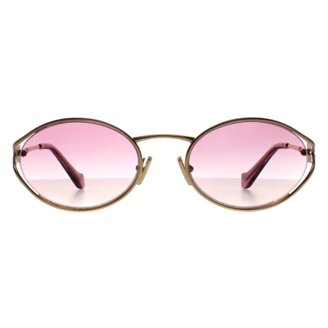 Las gafas de sol Miu Miu MU52YS 5AK06S en color violeta degradado marrÃ³n dorado son una impresionante fusiÃ³n de estilo contemporÃ¡neo y lujo atemporal. Estas gafas de sol cuentan con una llamativa montura ovalada, meticulosamente elaborada en acetato de alta calidad para un acabado ligero y duradero. Las lentes ofrecen una protecciÃ³n UV superior, lo que garantiza que tus ojos estÃ©n bien protegidos a la vez que derrochan sofisticaciÃ³n. Decoradas con el emblemÃ¡tico logotipo de Miu Miu en las patillas, las gafas de sol MU52YS han sido diseÃ±adas para los entusiastas de la moda a los que les gusta llamar la atenciÃ³n. Perfectas para aÃ±adir un toque de glamour a cualquier atuendo, estas gafas de sol son un accesorio esencial para quienes aprecian el diseÃ±o de vanguardia y el encanto clÃ¡sico.
