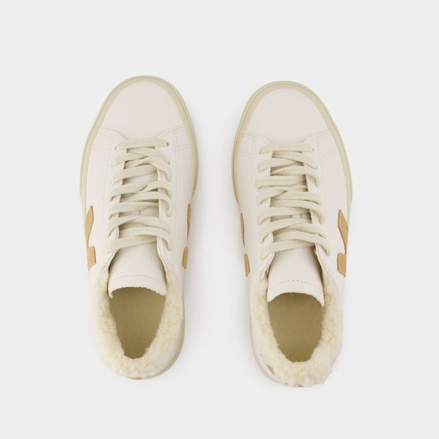 Farben: WHITE - EXTRA-WHITE_DESERT. Material: Genarbtes Kalbsleder. Sohlenmaterial: Amazonaskautschuk (40%), recycelter Kautschuk (10%), Silica (23%), synthetischer Kautschuk (11%) und andere (16%) Futter: Tech (100% recyceltes Polyester) Verschluss: Schnürsenkel auf der Oberseite. Form der Kappe: rund. Schuhgröße: größengerecht - Sizing: Amerikanisch.
