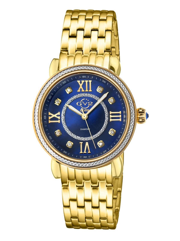 GV2 9862B Reloj Marsala de cuarzo suizo y diamantes para mujer Reloj GV2 de cuarzo suizo para mujer de la colección Marsala Caja de oro IP de 37 mm, bisel con talla de diamante Esfera MOP azul con 8 diamantes Corona estriada de vaivén con piedra de cabujón azul Brazalete de oro amarillo IP con hebilla desplegable Zafiro antirreflectante Cristal Resistente al agua hasta 50 metros/5 ATM Movimiento de cuarzo suizo Ronda 763
