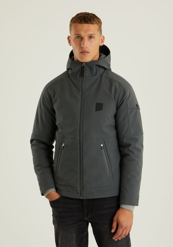 Passform & Material Die Saturn Climate ist ein kurzes und tailliertes Winterjackenmodell. Es handelt sich um eine Jacke mit einer Außenschicht aus Softshell. Diese Schicht sorgt dafür, dass die Jacke wasserabweisend, winddicht und atmungsaktiv ist und Sie warm hält.  Details Diese Winterjacke hat 5 Taschen, darunter zwei Seitentaschen, eine mit Reißverschluss und eine mit Knopfverschluss auf beiden Seiten. Auf der Innenseite befindet sich eine Innentasche mit Reißverschluss. Außerdem hat die Jacke eine verstellbare Kapuze und unverwechselbare CHASIN'-Details.  Eigenschaften Softshell Wasserabweisend Winddicht Atmungsaktiv Warmhalten Verstellbare Kapuze 5 Taschen Kunststoffreißverschluss CHASIN'-Details