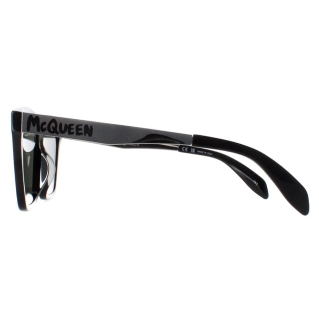 Las gafas de sol Alexander McQueen AM0352S 002 en negro brillante y gris verde plateado redefinen las gafas contemporÃ¡neas con su diseÃ±o atrevido y su impecable elaboraciÃ³n. Estas gafas de sol cuentan con una silueta cuadrada distintiva que llama la atenciÃ³n, encapsulando perfectamente la estÃ©tica vanguardista de la marca. La elegante montura estÃ¡ adornada con el logotipo de McQueen en las patillas, aÃ±adiendo un toque de encanto rebelde a cualquier look. Las gafas de sol AM0352S combinan a la perfecciÃ³n moda y funcionalidad gracias a sus lentes de gran tamaÃ±o que aportan estilo y protecciÃ³n UV superior. Marca tendencia y transmite confianza a cada paso con estas icÃ³nicas gafas de sol Alexander McQueen, el accesorio definitivo para quienes se atreven a superar los lÃ­mites del estilo.