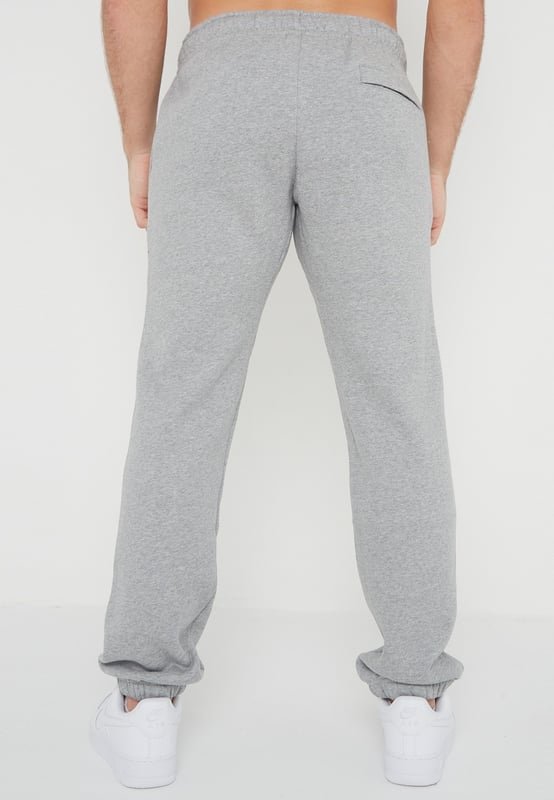 Nike Herren Fleece Jogger Trainingsanzug Hose.
Fleece-Stoff ist auf der Rückseite für Weichheit gebürstet.
Gesticktes Nike-Logo nahe der linken Tasche.
Zwei Seitentaschen, mit Fleece gefüttert, eine Gesäßtasche.
Elastische Taille mit Kordelzug.
Elastische Unterseite / Saum.
Elastische Bündchen zeigen deine Sneakers.