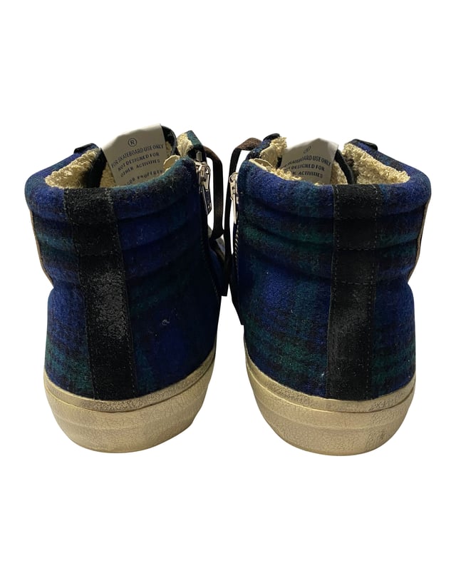 VINTAGE, UVP WIE NEU  
Diese Slide Sneakers von Golden Goose bestehen aus Wildleder und Leder. Sie verfügen über einen Tartanmuster, eine Schnürung vorne mit seitlichem Reißverschluss, eine metallische Lederstern-Applikation, ein seitliches geprägtes Logo in goldfarbener Ausführung und eine stark abgenutzte, zerkratzte und markierte Sohle.  

Golden Goose Slide Tartan High Top Sneakers aus blauem Wildleder  
Zustand: Sehr gut  
Farbe: Blau  
Material: Wildleder  
Größe: 42  
Hinweis auf Gebrauchsspuren: Ja  
SKU: 94455