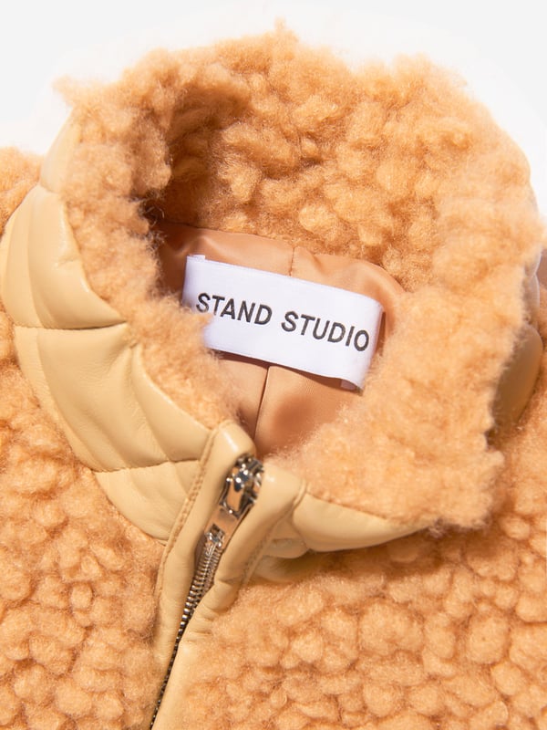 This sweet faux fur mini jacket from Stand Studio is perfect for little girls. Crafted from 100% polyester, it features a beige color and luxuriously soft fur. The cute design includes a snap front closure and side pockets for ultimate comfort and style. Perfect for a casual outing, it will keep little ones warm and looking cool.·  Stand Studio·  Occasion: Casual·  Plain