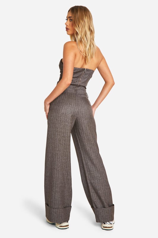 Get your new wide or die pants with the hottest style of the season, the wide leg trouser. Elongate your silhouette with the flattering shape the high waist wide leg trouser has to offer. Team with a tucked in slogan tee and trainers for sports luxe vibes or partner perfectly with a blazer and heels for your next event. It's time to upgrade your day-to-day outfits with a pair of palazzo pants.Style: Wide Leg TrousersDesign: PinstripeFabric: Woven CrepeLength: Regular