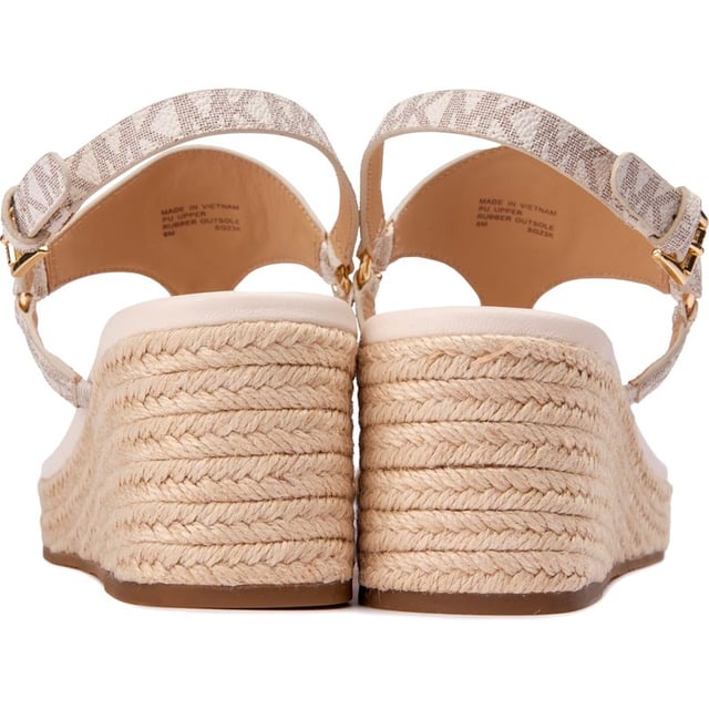 Michael Kors Casey Wedge Sandalen Die Michael Kors Casey Espadrille-Keilsandale, mit Zehenstegdesign hat ein weiches Lederobermaterial und juteumwickelte Keilsohle für einen Boho-Look. Die Gummilaufsohle gibt bei jedem Schritt Halt und das goldene MK-Branding verleiht einen Hauch von goldener Opulenz und Designer-Stil. Passt perfekt zu Maxikleidern oder verkürzten Jeans für einen tollen Urlaubslook.