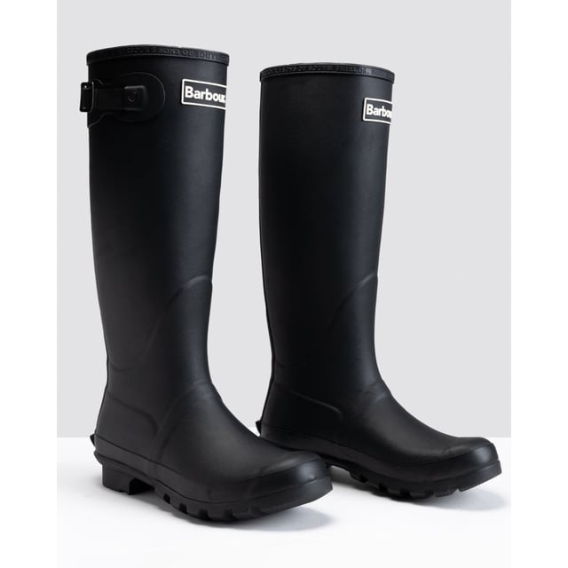 Bede Ladies Wellington Boots The Barbour Bede Wellington Boots are constructed with the classic rubber outer, chunky non-slip sole and a cotton twill inner that's both lightweight and durable. Finished with a rubber Barbour badge to the top of the leg.
100% Rubber outer
100% Cotton twill inner
Barbour branded rubber patch