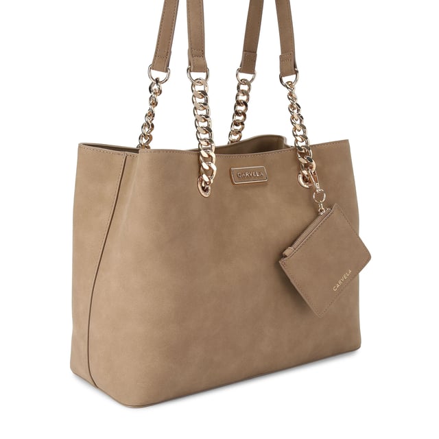 This Cammie tote bag features a camel microsuede exterior with gold tone hardware. There is a removable card wallet on the front chain. Dimensions: 27cm (H), 30cm (L), 16cm (D). Strap drop: 68cm.