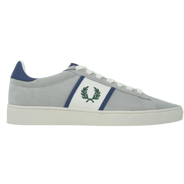 Fred Perry Spencer Suede Tipping Zapatillas de deporte grises para hombre. Fred Perry Spencer Suede Tipping Zapatillas de deporte grises para hombre. Estilo: B9156 681. Logotipo de la marca en la lengua. Zapatillas con cierre de encaje. Insignia de la marca en el lateral del zapato.