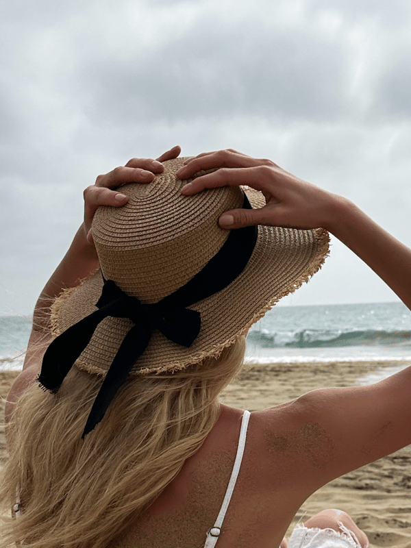 Straw Hat With Black Ribbon Bow
Colour: Beige
Material: Straw
Brim Width: 35cm
SKU: HW313428