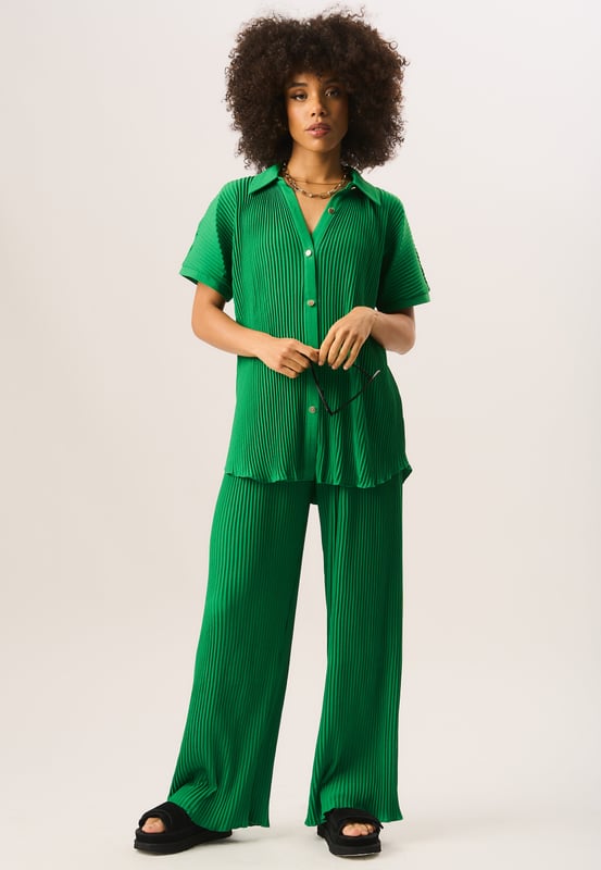 Maak je klaar om in stijl te loungen met onze modieuze Plisse Lounge Wear-broek met wijde pijpen. Deze broek is gemaakt van hoogwaardige stof en biedt zowel comfort als een chique uitstraling. De wijde pijpen verlengen je benen terwijl de trendy groene kleur elke outfit naar een hoger niveau tilt. Perfect voor een relaxte maar toch stijlvolle look.
