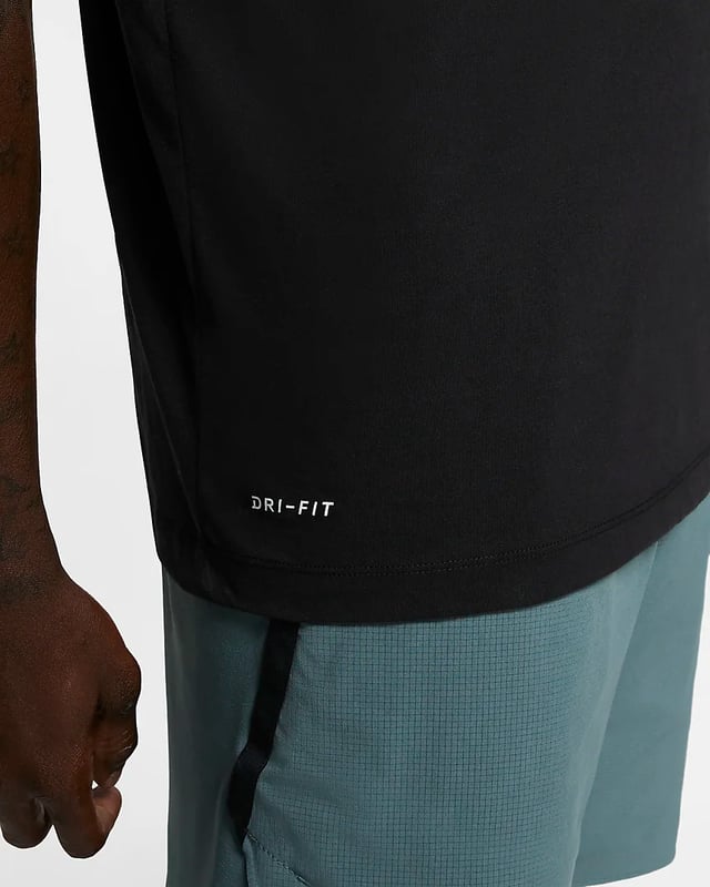 Das Nike Dri-FIT Herren Trainings-T-Shirt ist ein super weiches und komfortables T-Shirt, das sich ideal für das Laufen oder das Gewichtheben eignet. - -. Dieses Nike Herren-T-Shirt bietet Dri-FIT-Technologie, die Schweiß ableitet, sodass Sie sich trocken fühlen. - -. Darüber hinaus sorgt der Standard-Fit des Trainingsshirts für eine große Bewegungsfreiheit, damit Sie sich während jeder Wiederholung wohlfühlen. - -. Stellen Sie sicher, dass Sie für Ihr nächstes Training mit dem Nike Dri-FIT Herren Trainings-T-Shirt bereit sind.