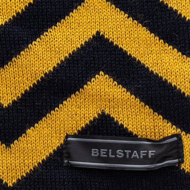 Neckwarmer collar.
 Essential modern accessory.
 As a contemporary and functional alternative to a scarf, or as a neck warmer on cold days.
 Tubular pull-on design.
 Embroidered logo.
 Measures: 45x23cm
 Composition: 50% Wool, 50% Acrylic
 Care:
Handwash.