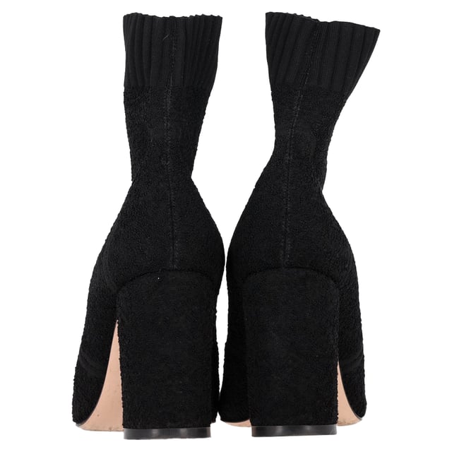 VINTAGE, RRP AS NEW
Elevate your footwear collection with the Gianvito Rossi Isa 85 Stretch Boucle Ankle Boots in Black Polyamide. These versatile ankle boots feature a stylish sock boot design crafted from bouclé-knit material, adding a touch of texture and sophistication to your look. The ribbed trims and round toe enhance the modern and sleek silhouette of the boots. Designed for easy wear, they feature a pull-on style. The interior is lined in leather for added comfort, while the leather sole provides durability and a luxurious finish. Made in Italy, these Gianvito Rossi ankle boots are a perfect blend of style and craftsmanship, ideal for adding a chic touch to any outfit.



Gianvito Rossi Isa 85 Stretch Boucle Ankle Boots in Black Polyamide
Condition: Very good
Signs of wear: Minor markings, Lightly used but very well maintained. Minor mark at soles & creasing, light scuffing at the soles and heels.
Packaging: None
Color: black
Material: polyamide
Size: EU38/US8
Measurements: Heel height: 90; Insole length: 270
SKU: NAPPUGBSH400505W