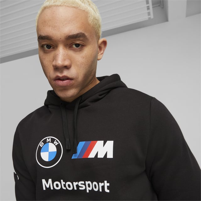 PRODUKTGESCHICHTE: Fügen Sie diesen Fleece-Hoodie zu Ihrer essentiellen BMW M Motorsport-Ausrüstung hinzu und bleiben Sie bereit für die Rennstrecke. Er erscheint in klassischen, saisonalen Farben und feiert die Kraft und Agilität der Marke mit dem BMW M Motorsport-Insignien. EIGENSCHAFTEN & VORTEILE: Hergestellt aus mindestens 20 % recyceltem Material als Schritt in eine bessere Zukunft. DETAILS: Normale Passform; Fleecegefüttertes Jersey; Kapuze mit Kordeln; Lange Ärmel; BMW M Motorsport Branding.