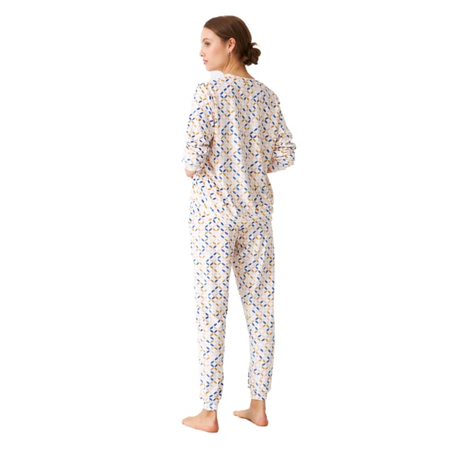 Långärmad pyjamas och långbyxor J and J Brothers.\n Färg Vit-tryckt\n Slät t-shirt med rund hals.\n Långa tryckta byxor, med elastisk linning som kan justeras med dragsko.\n Öppna fickor i sidan.\n Sömmar som ses i ton.\n\n Sammansättning: T-shirt: 95% polyester, 5% elastan; Byxor: 95% polyester, 5% elastan.\n\n -Tvättas i max temperatur. 30º.\n -Använd inte blekmedel.\n -Torka i max temperatur. 110º.\n -Har inte stöd för kemtvätt.\n -Tillåter inte användning av torktumlare.\n Sammansättning: T-shirt: 95% polyester, 5% elastan; Byxor: 95% polyester, 5% elastan.\n Skötsel:\n-Tvätta i max temperatur. 30º.\n -Använd inte blekmedel.\n -Torka i max temperatur. 110º.\n -Har inte stöd för kemtvätt.\n -Tillåter inte användning av torktumlare.