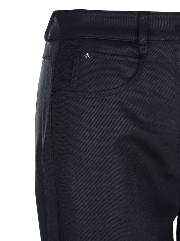 76% poliéster, 20% modal, 4% elastano; pantalones vaqueros Calvin Klein;  Modelo: J20J221925 BEH;  Mano de obra de alta calidad;  Estilo clásico de "5 bolsillos";  Cierre: botón, cremallera;  trabillas para cinturón;  Detalles del logotipo de Calvin Klein Jeans