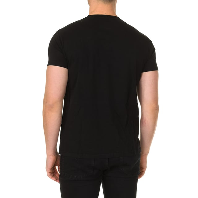Camiseta de marga corta.
Color Negro
Cuello redondo con acabado acanalado.
Estampado de la marca en el frontal.
Costuras vistas a tono.

Composición:  100% Algodón

Cuidados:
- Lavar a máquina máximo 30ºC.
- No usar lejía.
- Planchar a temperatura media.
- No usar secadora.
- No lavar en seco.