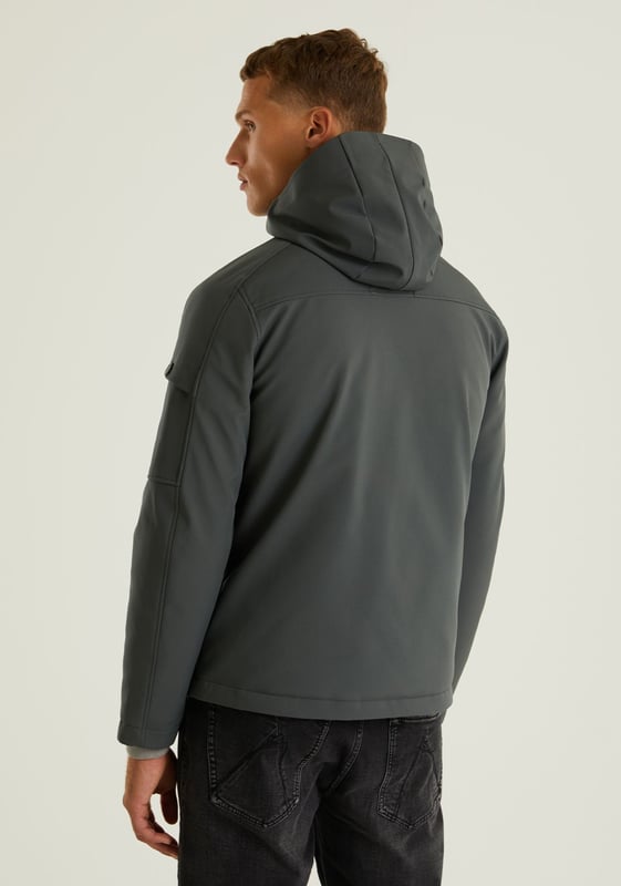 Passform & Material Die Saturn Climate ist ein kurzes und tailliertes Winterjackenmodell. Es handelt sich um eine Jacke mit einer Außenschicht aus Softshell. Diese Schicht sorgt dafür, dass die Jacke wasserabweisend, winddicht und atmungsaktiv ist und Sie warm hält.  Details Diese Winterjacke hat 5 Taschen, darunter zwei Seitentaschen, eine mit Reißverschluss und eine mit Knopfverschluss auf beiden Seiten. Auf der Innenseite befindet sich eine Innentasche mit Reißverschluss. Außerdem hat die Jacke eine verstellbare Kapuze und unverwechselbare CHASIN'-Details.  Eigenschaften Softshell Wasserabweisend Winddicht Atmungsaktiv Warmhalten Verstellbare Kapuze 5 Taschen Kunststoffreißverschluss CHASIN'-Details