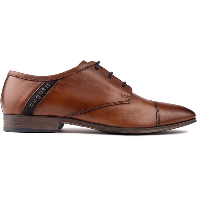 Con un estilo elegante y un diseño elegante. El zapato derby con cordones Bugatti Gibson Toe Cap color canela es imprescindible para el caballero moderno. Con una lujosa parte superior de cuero con el logotipo característico del diseñador. un refuerzo elástico para mayor comodidad y ajuste. Cordones encerados y plantilla acolchada. Estos zapatos son inteligentes sin esfuerzo. Una excelente opción para complementar tu ropa de oficina. traje de negocios o armario de noche.
