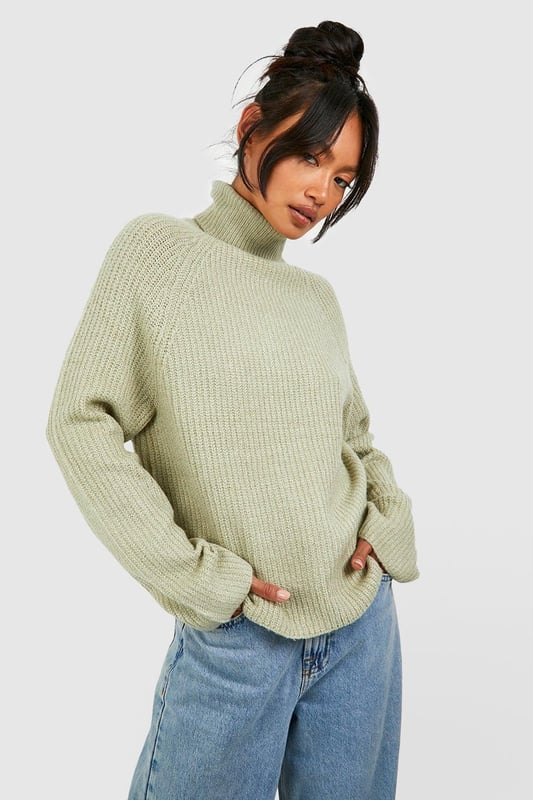 It's the season to feel snug and what better way than with this oversized jumper. Bigger than your usual size which elongates your silhouette, our women's oversized jumpers are cosy and comfortable for your autumn and winter wardrobe. Perfect for whatever plans you've got coming up, make a satin slip dress a little more casual with an oversized rib knit thrown on and banish those winter blues by stepping into a cable knit baggy jumper over leggings and ribbed socks. Warm and cosy is the vibe this season.Style: Oversized JumperNeckline: Roll NeckSleeve Length: Long Sleeve