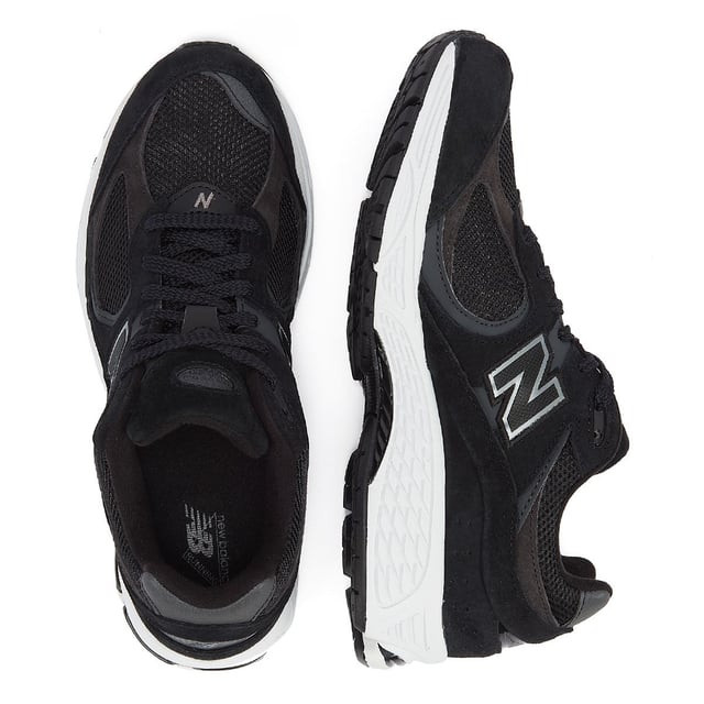 These premium sneakers,are crafted from a blend of luxurious suede and breathable mesh. The ABZORB SBS heel cushioning ensures superior shock absorption, while the stability Web outsole technology provides added arch support for an unparalleled walking or running experience.