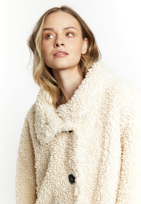 De iconische teddyjas van DreiMaster Vintage laat ons ontspannen het koude seizoen ingaan. Het zachte imitatiebont omhult ons comfortabel en geeft ons een gevoel van veiligheid. Het casual silhouet wordt gesloten met vier knopen en kan zowel met een opstaande kraag als met een opvouwbare kraag worden gedragen. Het ontwerp, gemaakt in Italië, wordt gecompleteerd met een soepele binnenvoering.  Jas