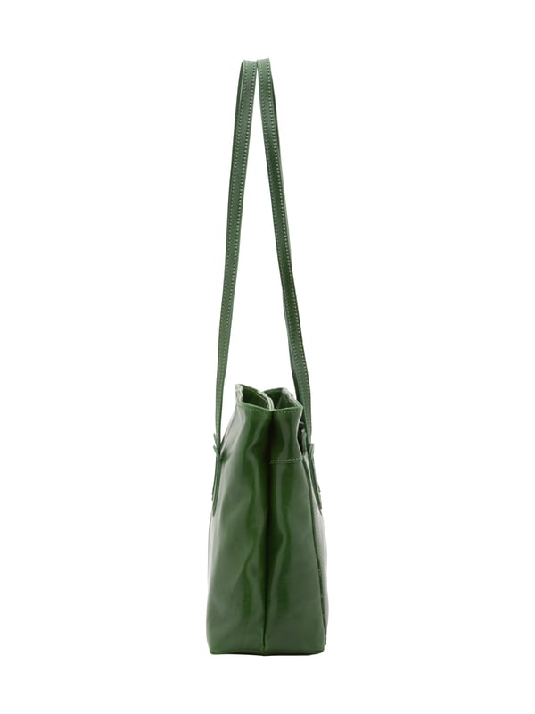 Bolso bandolera para mujer. El cierre es con cremallera. Los bolsillos internos son uno con cremallera. Los bolsillos externos son un frente abierto. Falta la correa para el hombro. El mango es de piel. Hay dos compartimentos internos. El material exterior es auténtica piel de vacuno. Internamente está forrado en algodón. Medidas: 35x26x12 cm. Hecho en Italia