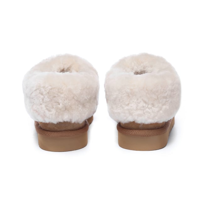 Estas acogedoras pantuflas con costura central y cuello completo ofrecen una invitación a disfrutar de una comodidad incomparable. Confeccionado con un forro y una plantilla hechos de piel de oveja, proporciona calidez transpirable para los pies fríos. Especificación: Parte superior de gamuza Forro cálido de lana de piel de oveja Plantilla de lana de piel de oveja suave Suela Eva Tecnologías: Parte superior resistente al agua Suela ligera