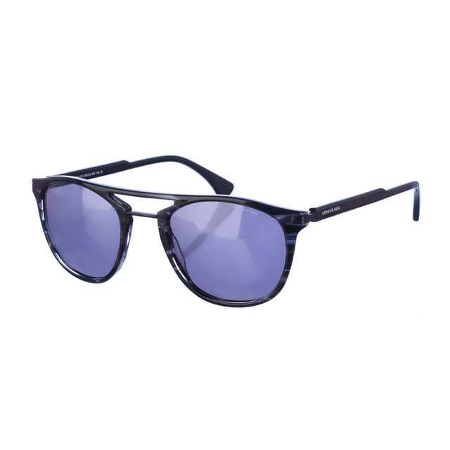 Gafas de sol Armand Basi con montura de acetato.
 Color Negro rayado
 Forma ovalada.
 Lentes de color Gris Oscuro
Patillas en acetato
 Nombre de la marca grabado en la lente.
 100% Protección UV. 
 Incluye una funda de tela de protección.
Los colores reales del producto pueden variar ligeramente con respecto a los colores que muestra su monitor.
 
 Medidas  Ancho lente: 54 mm. Puente: 23 mm. Patillas: 145 mm.
 
 Limpiar las gafas con agua y jabón (neutro).
 - No utilice paños sucios o abrasivos, que puedan alterar las características de los filtros.
 - Utilice solo accesorios y repuestos originales.