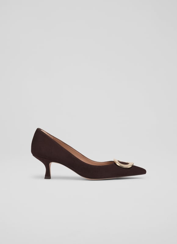 Embrace sophistication with the Uma closed courts in a rich chocolate hue. These pointed court heels, crafted from luxurious suede with a leather lining, feature a sleek stiletto silhouette and textured finish. Perfect for elevating your smart-casual wardrobe, they pair effortlessly with tailored trousers or an elegant dress. Made in Spain.