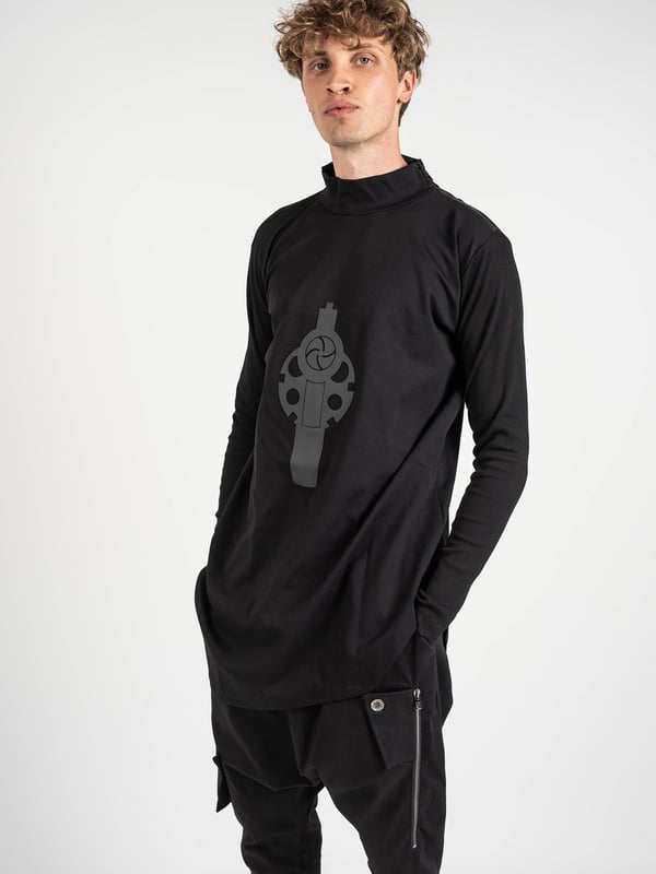 Unisex
Corte suelto y alargado (Oversize)
Con cuello de tortuga
Con estampado en 3D en la parte delantera
Adornado con una cremallera en el escote
Con dobladillo asimétrico
Con aberturas en los costados
Con abertura en la manga para el pulgar
Con costuras decorativas en la parte trasera
Hecho de una combinación de dos telas de alta calidad
Mangas acanaladas
Fabricado en Italia