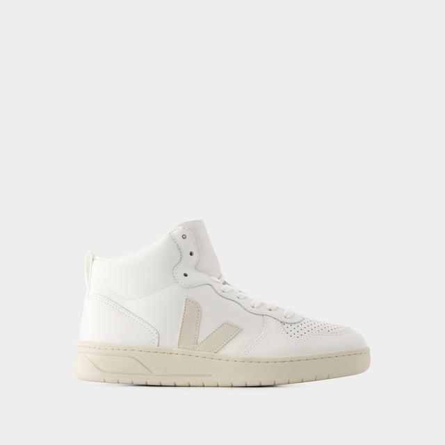 Die Sneakers V-15 von Veja, aus naturweißem Leder, verkörpern die ethische und moderne Ästhetik der Marke. Die Schuhe wurden sorgfältig entworfen und bieten ein klares Design, das durch das hochwertige Leder in seinem natürlichen Farbton hervorgehoben wird. Minimalistische Details und eine langlebige Gummisohle sorgen für einen zeitgemäßen Touch, während sich die umweltbewusste Vision von Veja in jedem Paar widerspiegelt. Die V-15 sind die perfekte Wahl für alle, die auf der Suche nach einem bewussten und trendigen Stil sind. Farbe: weiß - Extra-White_Natural. Farbe: weiß - Extra-White_Marsala_Nautico. Material Sohle: Gummi. Futtermaterial: recyceltes Polyester. Verschluss: einfach reinschlüpfen. Form der Kappe: rund offen. Schuhe: größengerecht - Sizing: Europäisch.