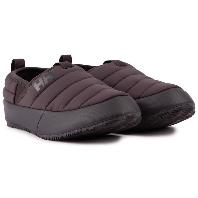 Ontworpen om de stabiliteit van een schoen te bieden. het comfort van een pantoffel en de flexibiliteit om van binnen naar buiten te stappen. maakt deze Cabin Loafer van Helly Hansen tot een favoriet loungewear-item. Deze duurzame pantoffels zijn waterafstotend. hebben een rubberen zool met maximale grip. voorzien van warm. gezellige PrimaLoft® Eco-isolatie en het bovenwerk bestaat uit meer dan 80% gerecyclede materialen. Of je nu bij de open haard zit of met de hond een blokje om loopt. dit zijn de schoenen die je nodig hebt voor een goede winter.