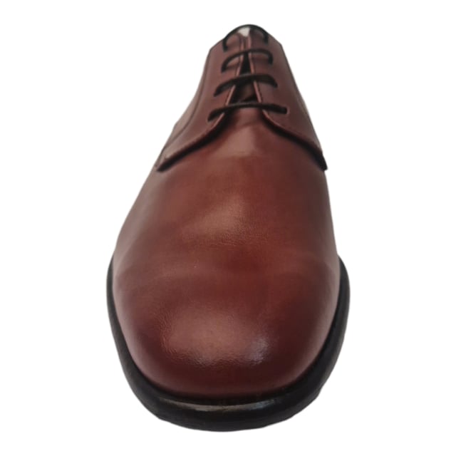 Zapato oxford de hombre con detalles de costuras en la zona alta y baja del empeine con cierre de cordones. Cuenta con una cómoda suela y una planta antideslizante.