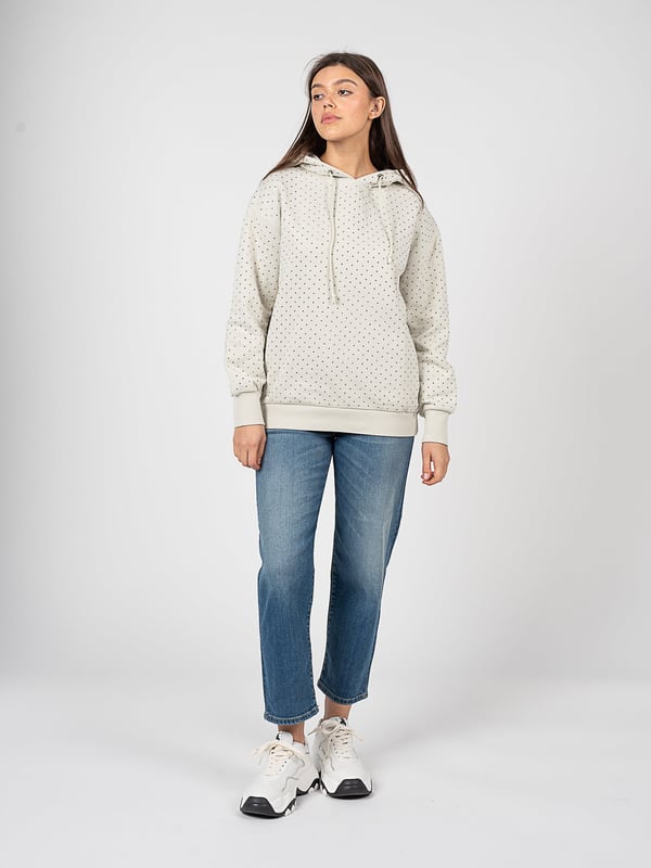 La sudadera con capucha es la combinación perfecta de estilo y funcionalidad, ideal para cualquier ocasión, ya sea que vayas a dar un paseo o a reunirte con amigos.

Los puños ajustables en las muñecas y en la cintura no solo proporcionan comodidad, sino que también protegen eficazmente del frío, adaptándose a la figura y destacando sus atributos.

En toda la sudadera, pequeños elementos decorativos añaden un carácter único, haciendo de ella una prenda de vestir inigualable que seguramente atraerá miradas y te hará destacar entre la multitud.

Un elemento de marca en la parte frontal de la cintura es un toque sutil que enfatiza el prestigio y la elegancia, haciendo que la sudadera no solo sea cómoda, sino también una opción elegante.

Hecha con materiales de alta calidad, la sudadera garantiza durabilidad y comodidad de uso, por lo que te servirá durante muchas temporadas, manteniendo su apariencia y forma originales.