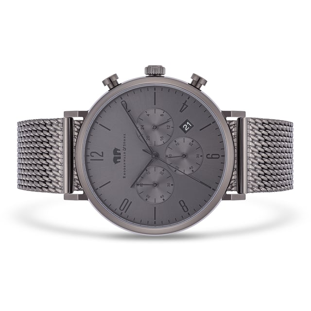 The timepiece from the Rhodenwald & Sons manufacture combines the functionality of classic chronographs with the reserved elegance of a dresswatch. The functions 24-hour display, stopwatch and date are integrated into a harmoniously tone-in-tone dial-a special companion not only in the office, but also in your free time. The watch model convinces with a robust, IP-coated stainless steel housing, slim stickers, totalists in the traditional tricompax arrangement and a reliable quartz train. Special eye-catcher is the filigree mesh look of the Milanaise bracelet made of ion splatted stainless steel.