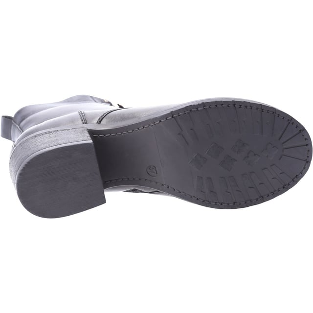 Quality leather with its classic looks and chunky heel the Harriet Boot looks amazing, and thanks to it's soft shearling lining and memory foam interior you'll feel amazing all day long too