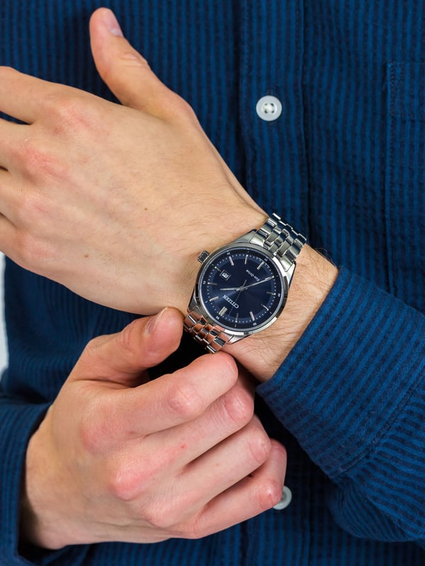 Diese Citizen Analoguhr für Männer ist der perfekte Zeitmesser zum Tragen oder zum Verschenken. Es ist Silber 41 mm Runde Gehäuse mit dem bequemen Silber Edelstahlarmband kombiniert wird sichergestellt, dass Sie diese atemberaubende Uhr ohne Kompromisse genießen. Das hochwertige Eco-Drive Uhrwerk ist bis zu 10 bar wasserdicht und sorgt dafür, dass Ihre Uhr immer tickt. Diese hochwertige Uhr verfügt über eine Eco-Drive Technologie (Aufladung durch jede Lichtquelle; keine Notwendigkeit für eine Batterie) -Die Uhr hat eine Kalenderfunktion: Datum, Solarbetrieben Hochwertiges 21 cm langes und 19 mm breites Silbernes Edelstahlarmband mit Faltschließe und Druckknopfverschluss Gehäusedurchmesser: 41 mm, Gehäusedicke: 10 mm, Gehäusefarbe: Silber und Zifferblattfarbe: Blau