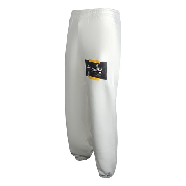 Pantalones deportivos color blanco roto, pintura de Caravaggio blanquecino en la pierna izquierda, cintura y puños elásticos, diseño de diagnóstico amarillo. 100% Algodón, Hecho En Portugal, Joggers Blancos