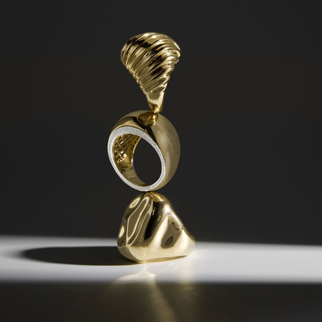 Fioak ring in 18K geelgouden afwerking. Africa is de perfecte lijn voor vrouwen met persoonlijkheid, die niet bang zijn om risico's te nemen en stukken met hun eigen karakter te dragen.