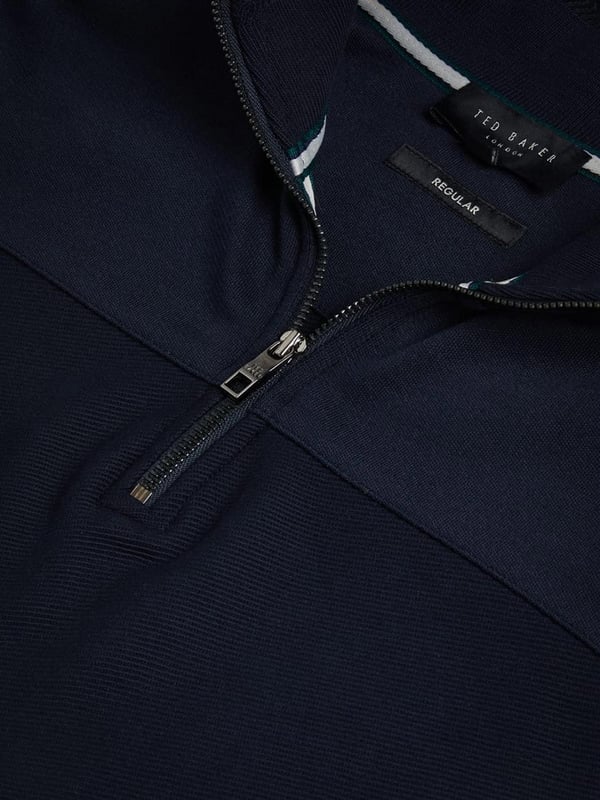 Experimenta un estilo sin esfuerzo con la Sudadera de Media Cremallera Gazine de Ted Baker. Hecha de una lujosa mezcla de algodón y con cuello alto, media cremallera y paneles texturizados sutiles, esta pieza es perfecta tanto para noches en casa como para salir. El suave algodón garantiza la máxima comodidad en días relajados, mientras que la cremallera y las mangas largas añaden un toque de refinamiento. Acepta este elegante y versátil suéter como una pieza básica en tu rotación diariaTed Size 1 = XS, 2 = S, 3 = M, 4 = L, 5 = XL, 6 = 2XL, 7 = 3XL
