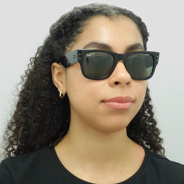 Las gafas de sol Ray-Ban Square Unisex Pulidas Negro Verde Polarizadas RB0840S Mega Wayfarer están fabricadas con precisión y estilo. Estas gafas de sol tienen una montura atrevida y de gran tamaño que irradia confianza y sofisticación. Las líneas limpias y la silueta llamativa ofrecen un diseño progresivo y una protección UV excepcional, manteniendo sus ojos protegidos al tiempo que hace una declaración de moda audaz.