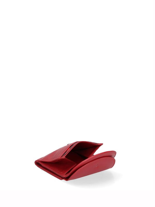 Cartera de hombre. El cierre es con botón de presión. Los bolsillos internos son tarjeteros y porta billetes. Los bolsillos externos son uno frontal con botón magnético. Falta la correa para el hombro. Falta el mango. Hay un compartimento interno. El material exterior es 100% Piel Auténtica. Internamente está forrado en piel auténtica. Medidas: 10x9x2,5 cm. Producto de moda