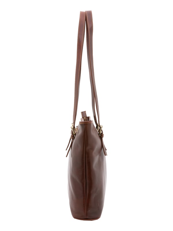 Bolso bandolera para mujer. El cierre es con cremallera. Los bolsillos internos son dos con cremallera y dos abiertos. Los bolsillos externos son uno en la espalda con cremallera. Falta la correa para el hombro. El mango es de piel. Hay dos compartimentos internos. El material exterior es auténtica piel de vacuno. Internamente está forrado en algodón. Medidas: 31x41x10 cm. Hecho en Italia